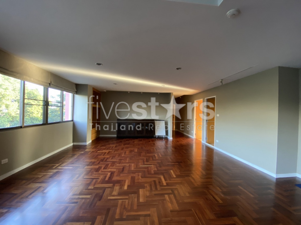 Large 2 bedrooms condo for rent near MRT Lumpini and Park