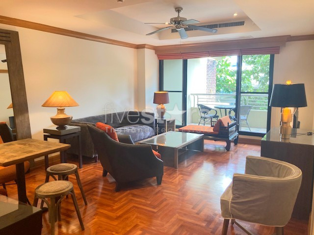 Grand appartement de 1 chambre avec terrasse, à louer à Yen Akart (Sathorn)