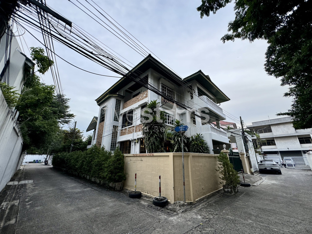 Detached 4-Bedroom House for Rent in Sathorn - Yen Akard