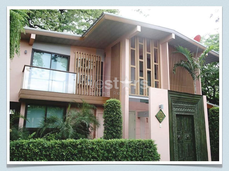House in compound 4 bedrooms for rent in Sathorn