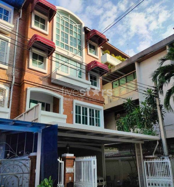 Maison de ville 4 chambres à vendre à Sathorn-Yenakart