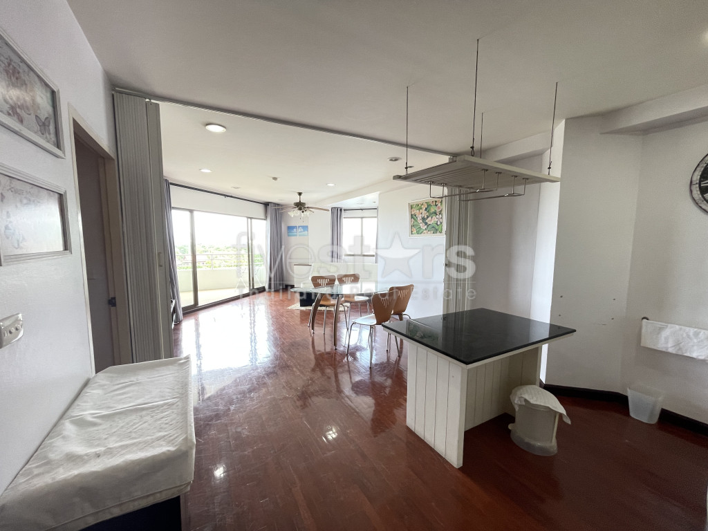Palm Pavillion: 1 Bedroom Condo with Sea View