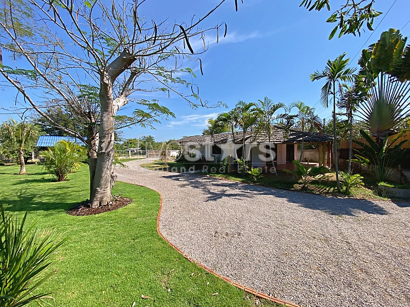 Family 4-Bedroom Farmhouse with Guest House, 6 Rai of Land, and Private Fishing Lake for Sale in Paknampran, photo 4