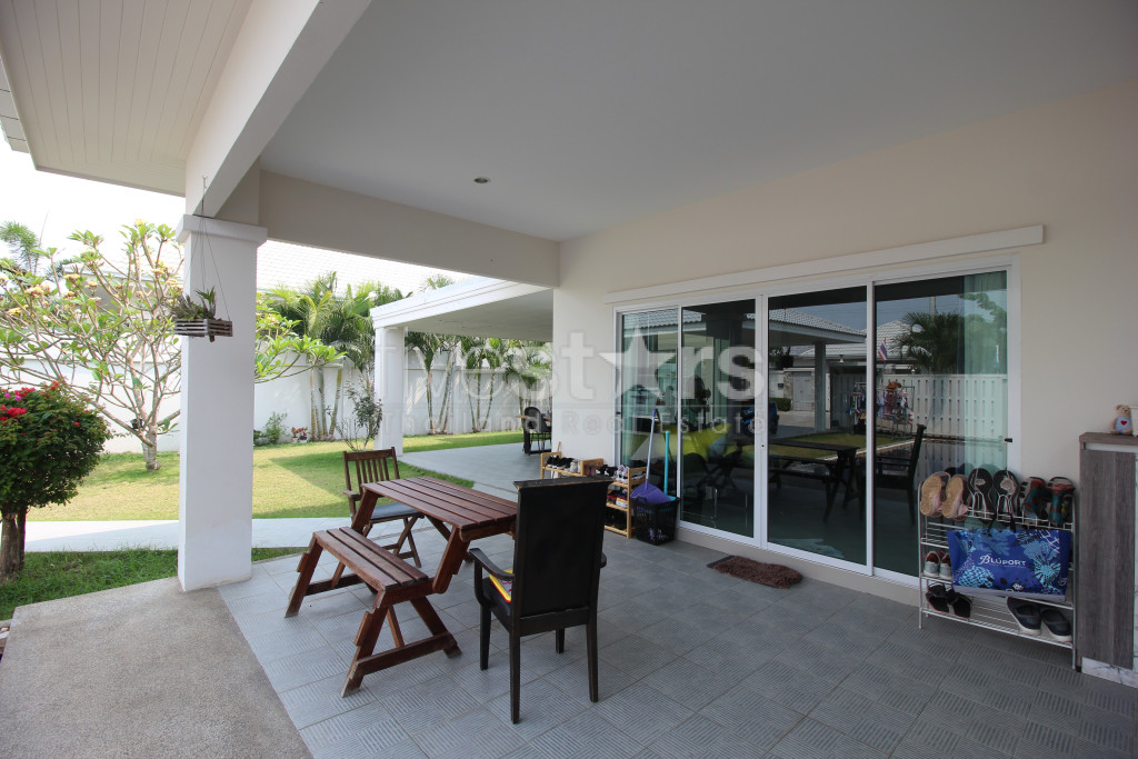 The Lees : 3 Bedroom Pool Villa with Car Port