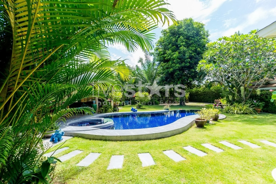 Stunning 3 Bedroom Pool Villa for Sale in Hua Hin with Large Tropical Garden and Guesthouse, photo 2
