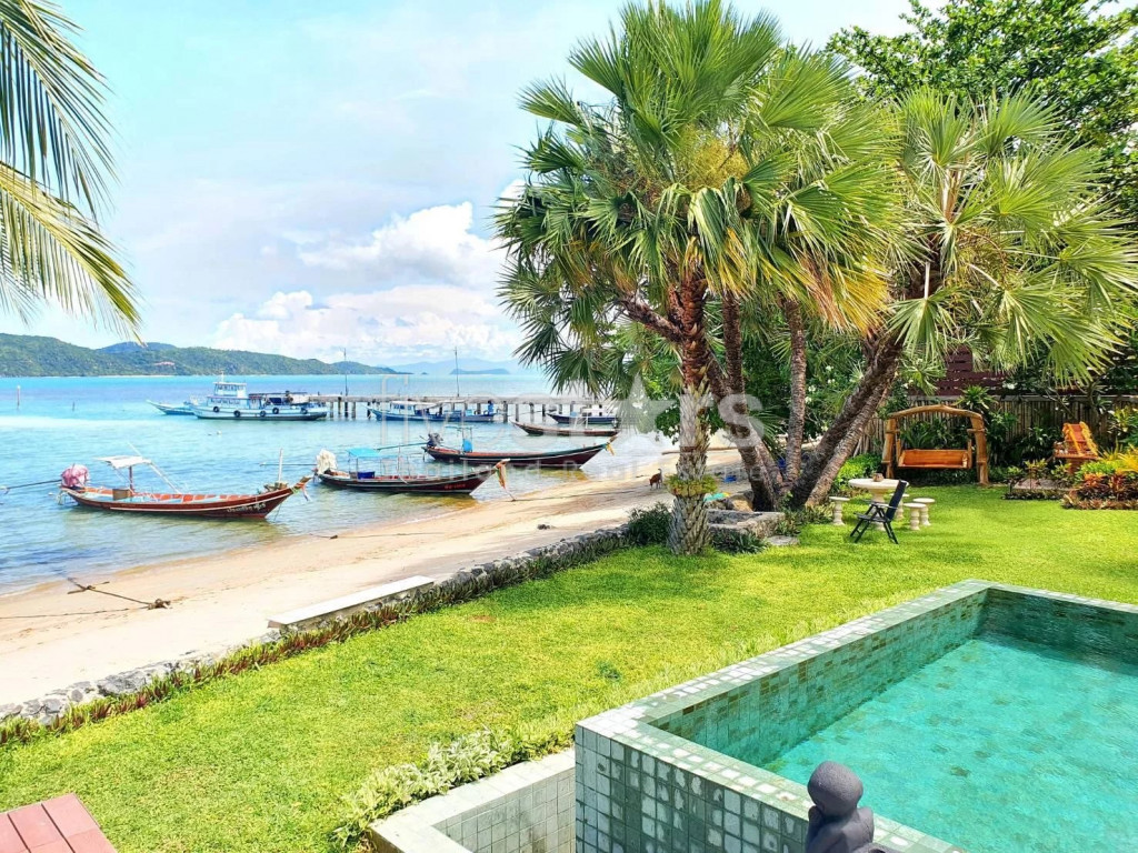 BEAUTIFUL BEACHFRONT VILLA NEAR TONG KRUT