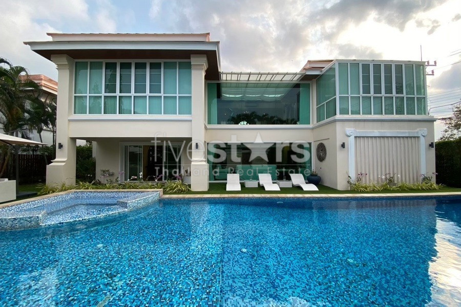 Stunning 5-Bedroom Villa with Mountain Views, Near Sainoi Beach in Hua Hin