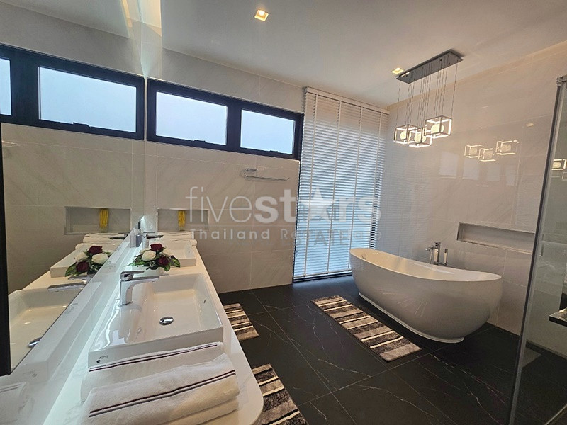 Modern 3-Bedroom L-Shaped Villa with Golf Course Views at Palm Hills, photo 14