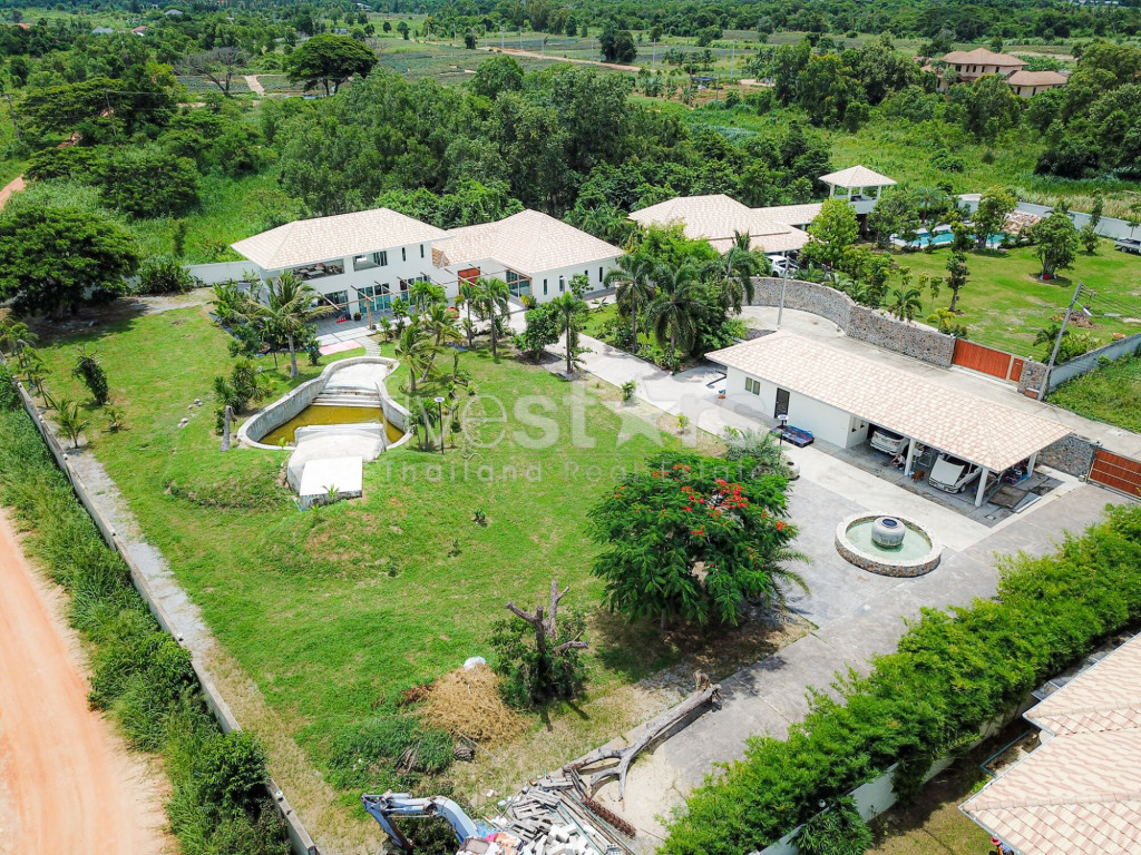 5 Bedroom House On Large Land Plot
