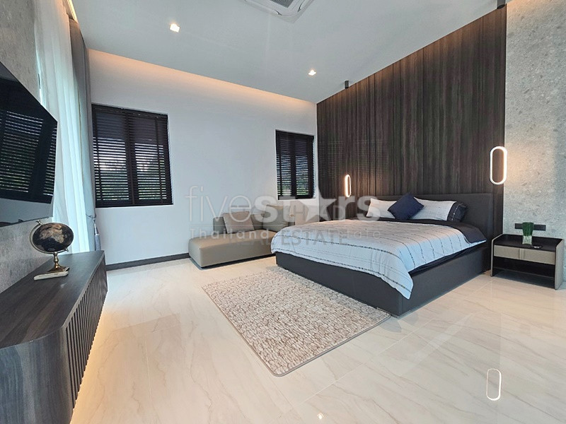 Modern 3-Bedroom L-Shaped Villa with Golf Course Views at Palm Hills, photo 11
