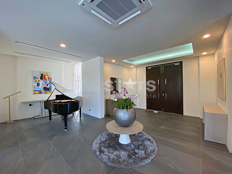 Exquisite Pool Villa Overlooking the Fairways of Palm Hills Golf Club, photo 4