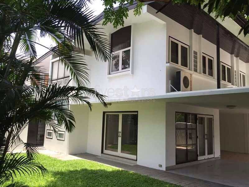 à Bangkok, jolie maison avec jardin privé, proche de toutes commodités.