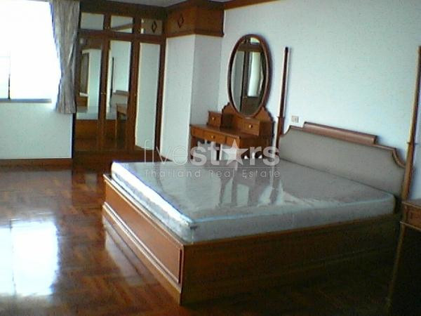à Bangkok, grand appartement de 330 m² quartier Ekamai.