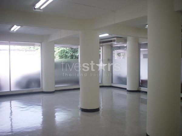 à Bangkok, bureau de 115 m² à coté de Lumpini Parc.