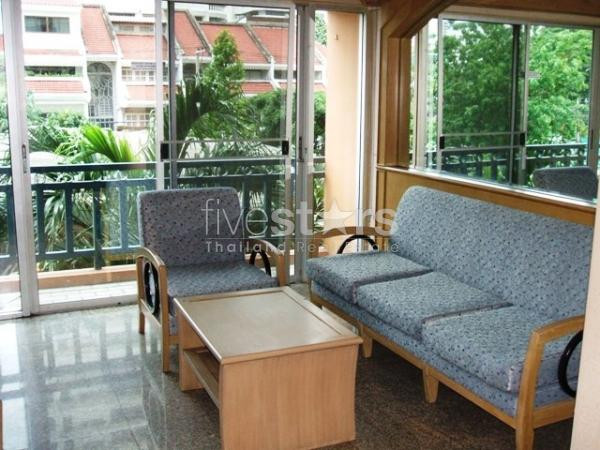 à Bangkok, bel appartement dans un petit immeuble proche de la station Bts Asoke.
