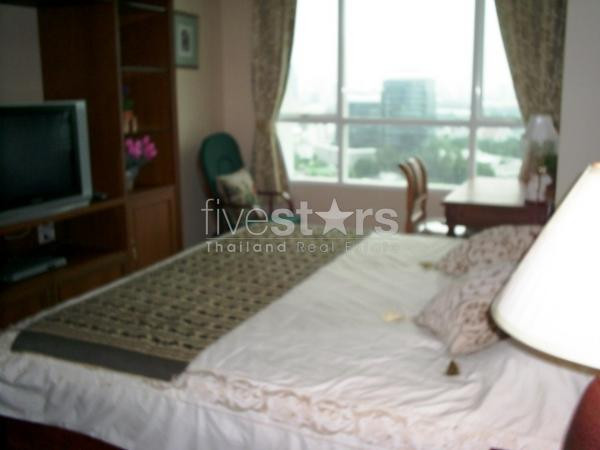 à Bangkok, bel appartement avec 2 chambres Soi Langsuan.