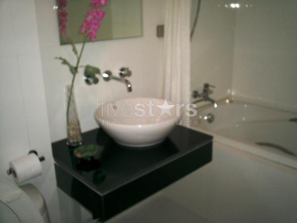 à Bangkok, bel appartement avec 2 chambres Soi Langsuan., photo 3