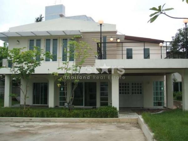 Beautiful villa with private swimming pool area Phrom Pong