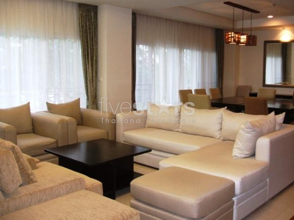 à Bangkok, bel appartement moderne dans immeuble de standing
