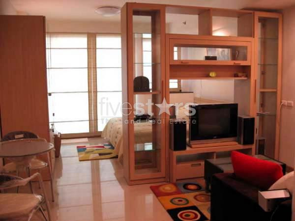 à Bangkok, joli studio dans un immeuble neuf Soi Suan Plu
