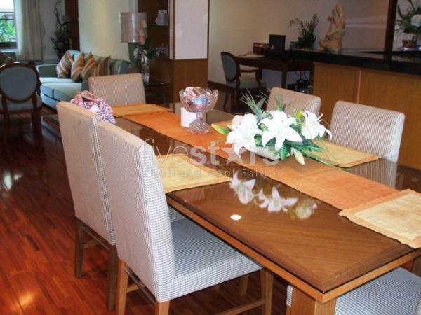 à Bangkok, bel appartement de style Thai quartier Naratiwas