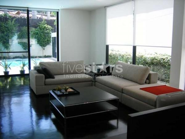 à Bangkok, jolie maison moderne avec piscine privée quartier Tong Lor