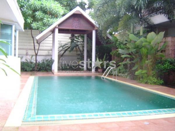 nice house in compound with private pool in Sathorn/Yenakard