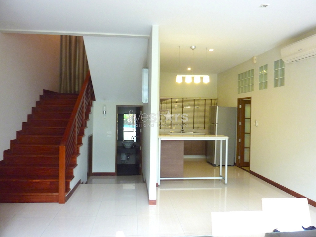 maison moderne avec piscine privée, photo 6