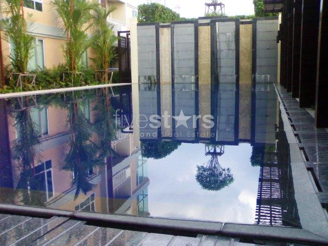 à Bangkok, quartier Phahonyothin, bel appartement moderne avec 1 chambre proche du BTS