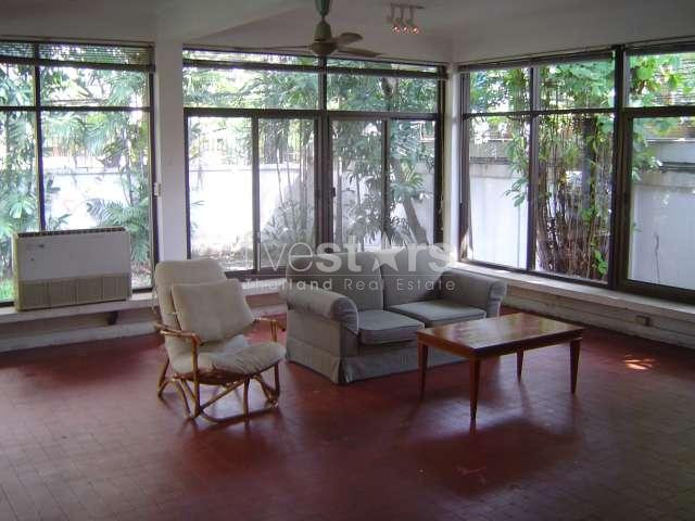 A spacious single house with private garden in Chidlom area
