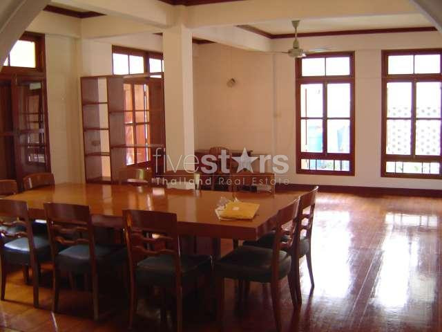 A spacious single house with private garden in Chidlom area, photo 2