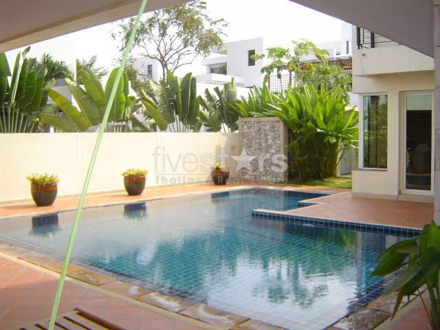 à Bangkok, jolie villa avec piscine privée quartier Ekamai