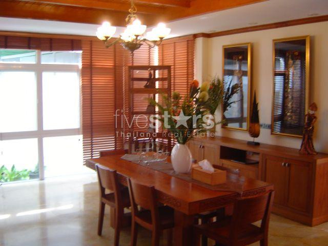 à Bangkok, jolie villa avec piscine privée quartier Ekamai, photo 3