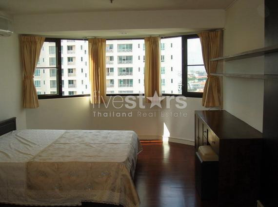 à Bangkok, appartement spacieux avec 2 chambres quartier Phrompong