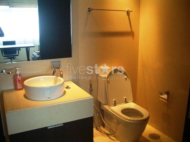 For rent in Bangkok, Promphong area, a luxury apartment with fully furnished 2 bedrooms, usable space 162 Sqm.,