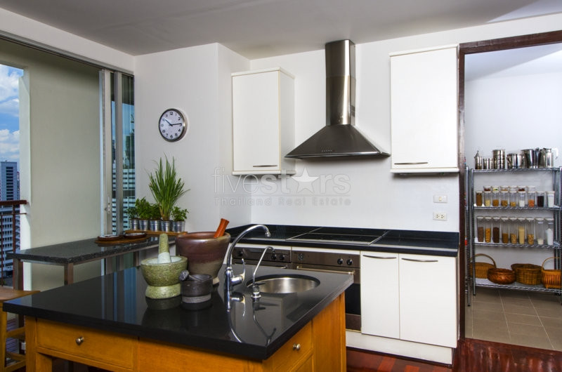 in Bangkok, Sathorn area, nice apartment, 450 sqm., 4 beds, 200 M. to BTS Surasak station, Spacious balconies, photo 4