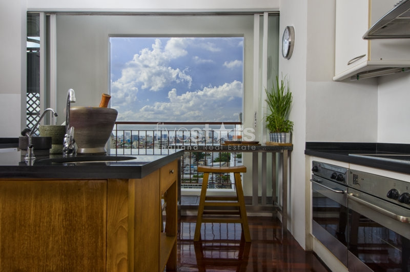 in Bangkok, Sathorn area, nice apartment, 450 sqm., 4 beds, 200 M. to BTS Surasak station, Spacious balconies, photo 5