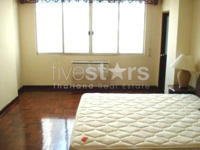 in Bangkok, Prompong area, 3 beds, corner unit, walk to BTS, photo 2