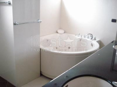 in Bangkok, Prompong area, 3 beds, corner unit, walk to BTS, photo 3