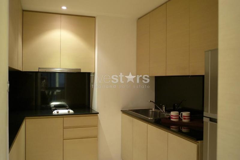 1 chambre basse à louer près de la station Phloen Chit BTS