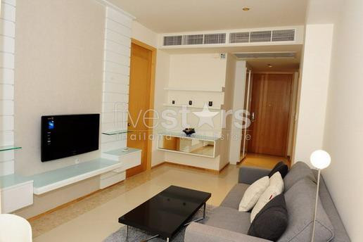 à Bangkok, Naratiwas quartier Sathorn, appartement neuf avec 1 chambre proche du BTS Chongnonsee.