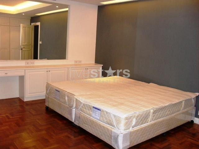Pet friendly 3 bedroom apartment for rent close to Big C shopping center Rama 4