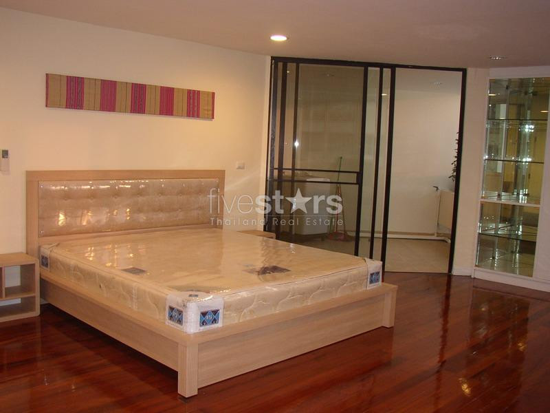 à Bangkok, appartement de 130 m2 avec 2 chambres quartier Ekamai. <b>Excellent rapport qualité-prix</b>