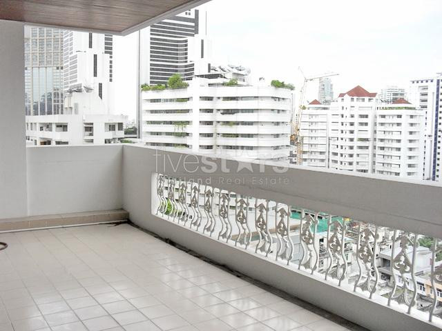 in Bangkok, Asoke Area, Newly Renovated 3 bedrooms Apartment , Walking to BTS Asoke Station