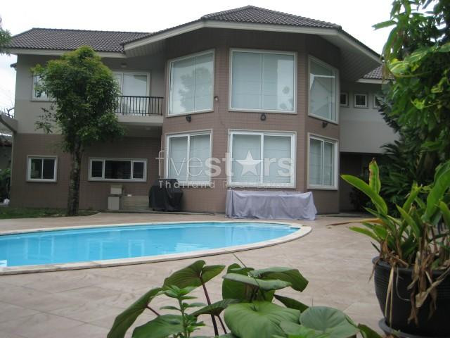 in Bangkok, Prompong area, luxury & exclusive house with private pool and large garden, near BTS prompong