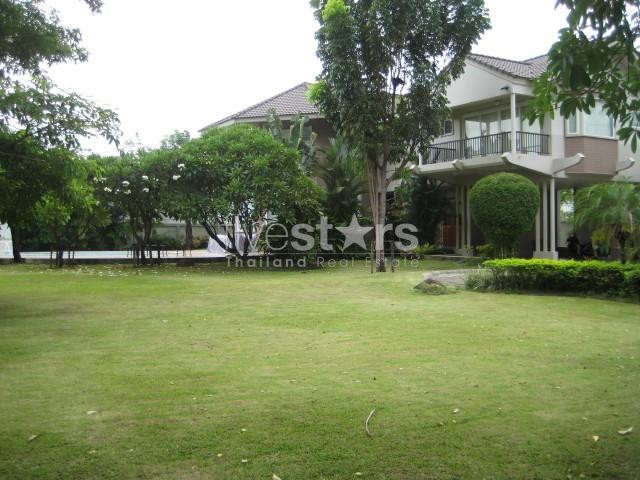 in Bangkok, Prompong area, luxury & exclusive house with private pool and large garden, near BTS prompong, photo 2