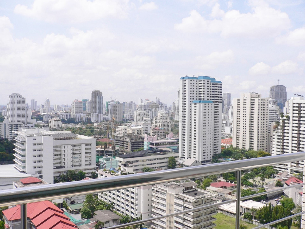 in Bangkok, Asoke area, nice condo, modern style, high floor, nearby BTS & MRT