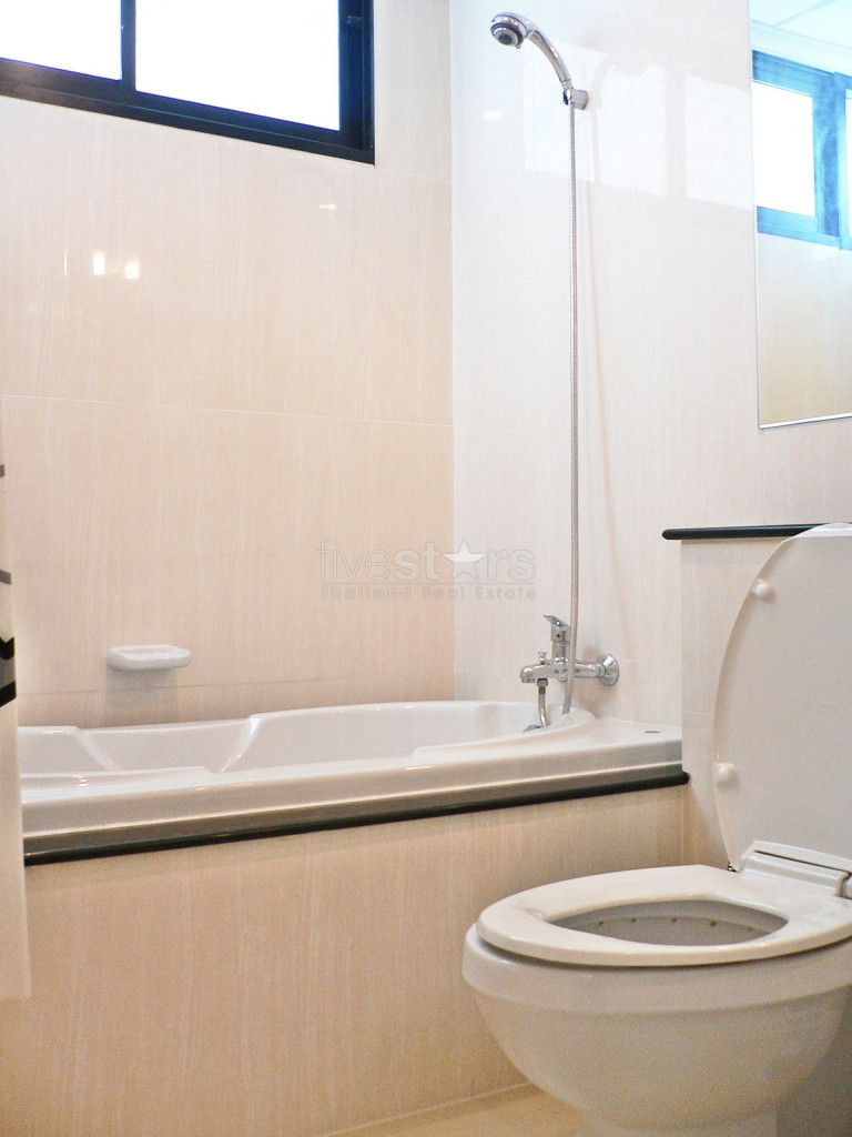 in Bangkok, Asoke area, nice condo, modern style, high floor, nearby BTS & MRT, photo 6