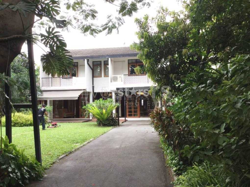 à Bangkok, jolie villa colonial dans une résidence sécurisée quartier Asoke