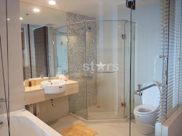 in Bangkok, Rajdamri Area, Modern 1 bedroom, Fully Furnished, only 50 meters from BTS Rajdamri